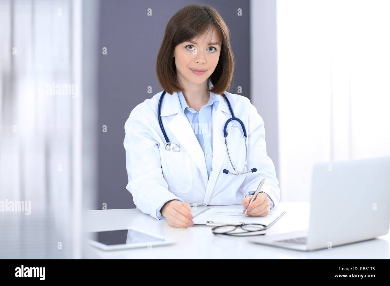 Женщина врач сидит за столом. Женщина врач без головы. Врач в кабинете женщина терапевт. Знаменитые доктора женщины. Женщина врач из дома отдыха выслушала.