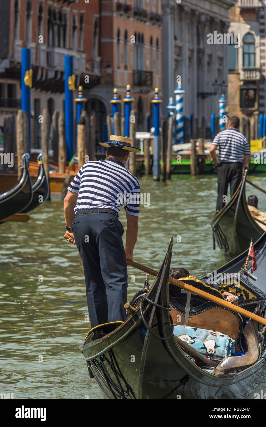 Gondol in venice hi-res stock photography and images - Alamy