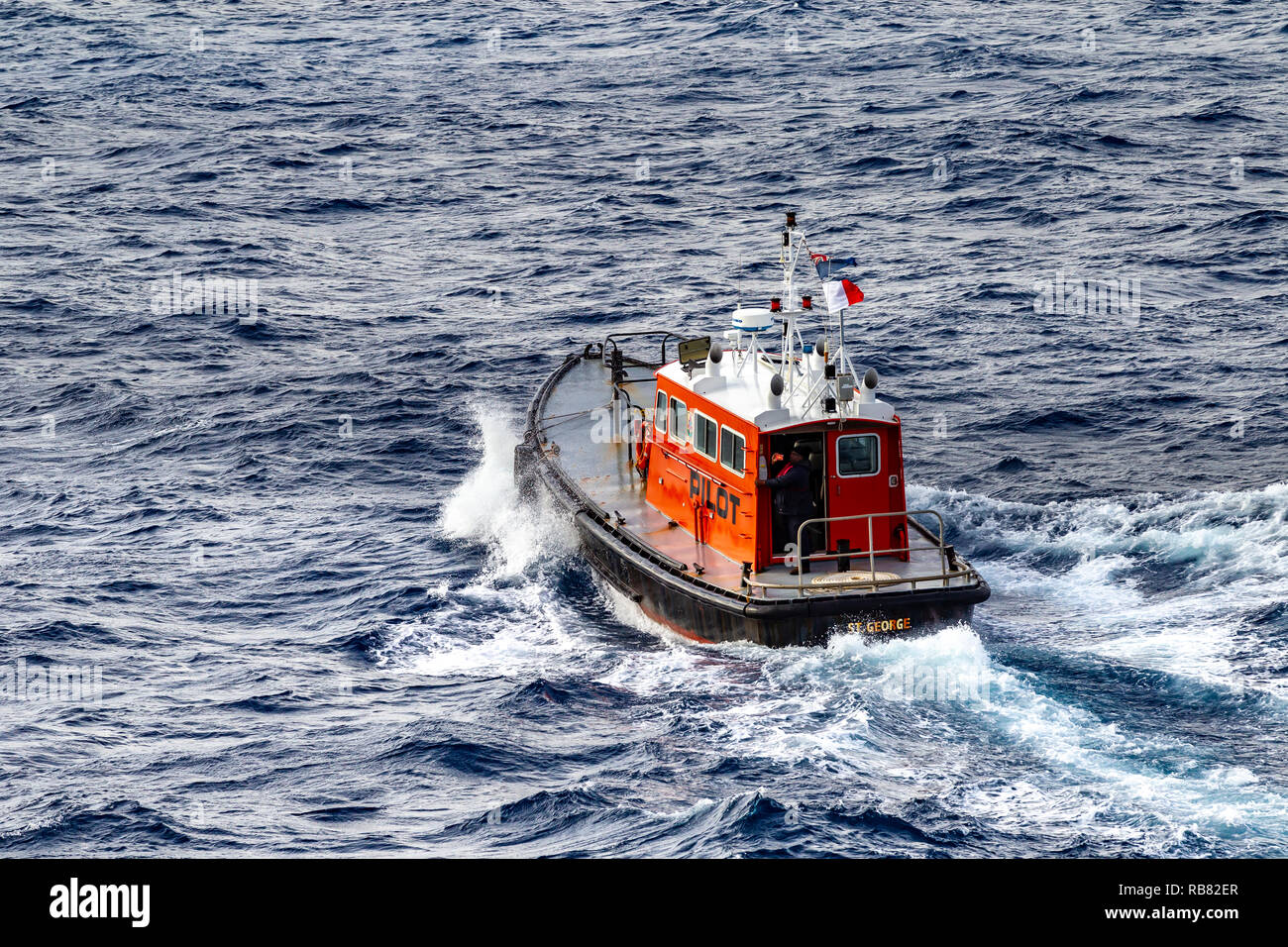 Pilot vessel st with P&O Arcadia appoaches Hamilton, Burmuda
