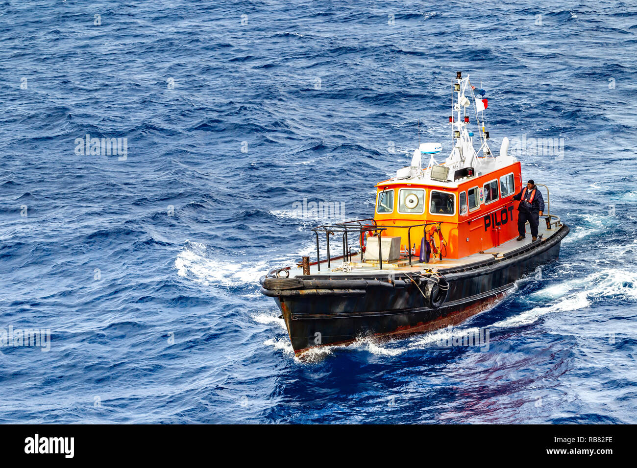 Pilot vessel st with P&O Arcadia appoaches Hamilton, Burmuda