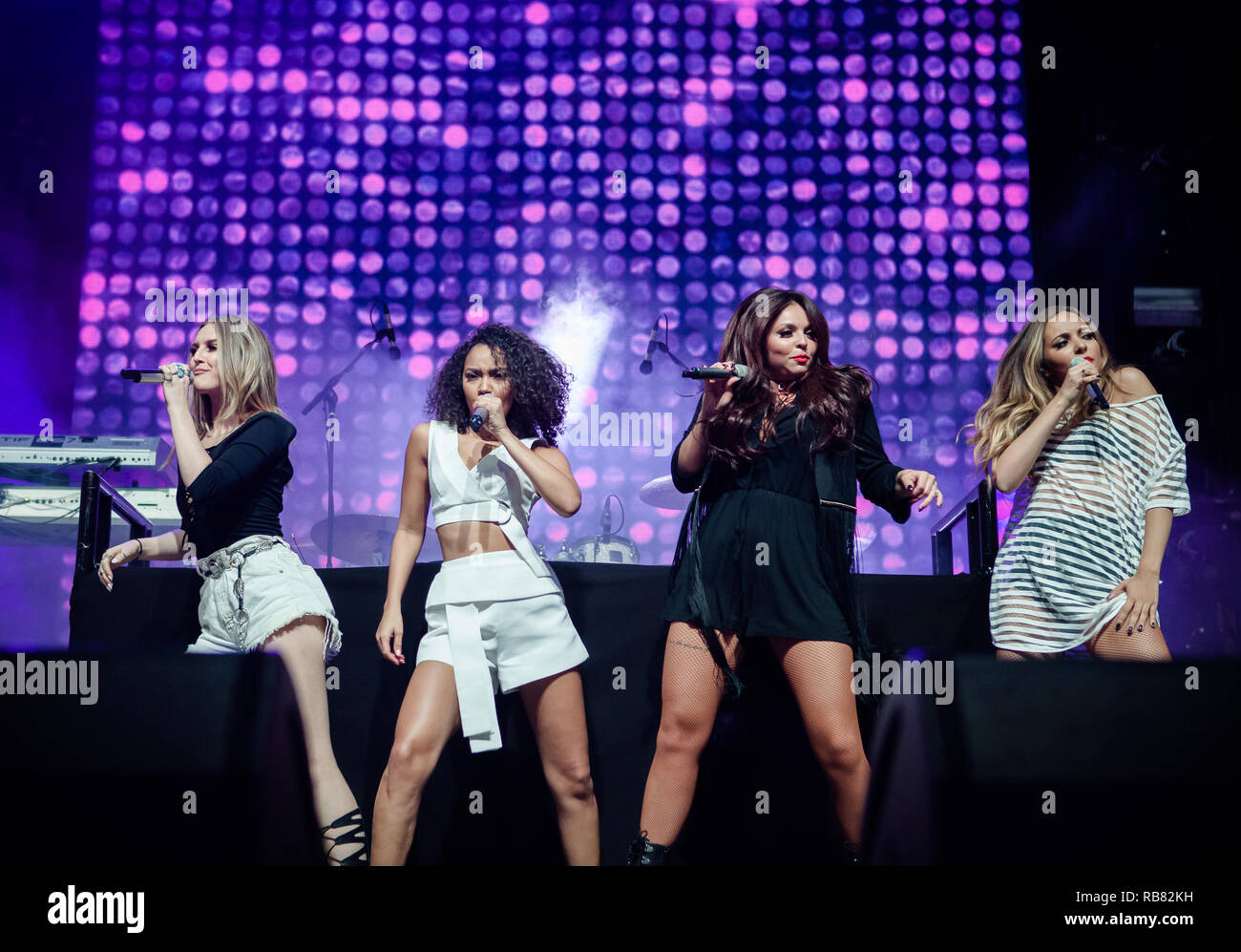 angst udrydde at tilbagetrække The British girl and vocal group Little Mix performs a live concert at the  Danish musical show The Voice '15 in Copenhagen. The group consists of Jade  Thirlwall, Perrie Edwards, Leigh-Anne Pinnock,