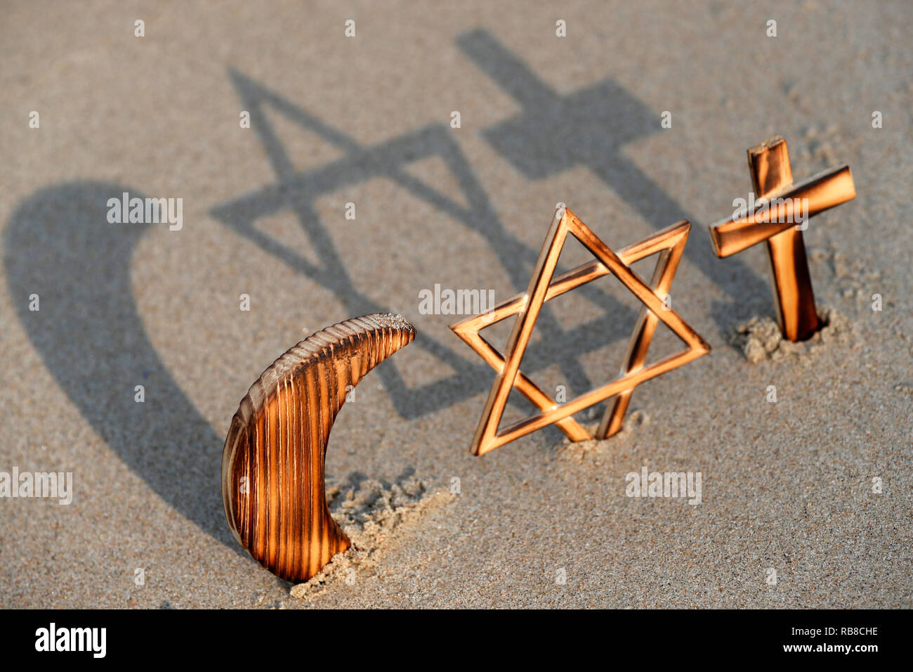 Symboles interreligieux. Christianity, Islam, Judaism 3 monotheistic religions. Jewish Star, Cross and Crescent : Interreligious symbols. Stock Photo