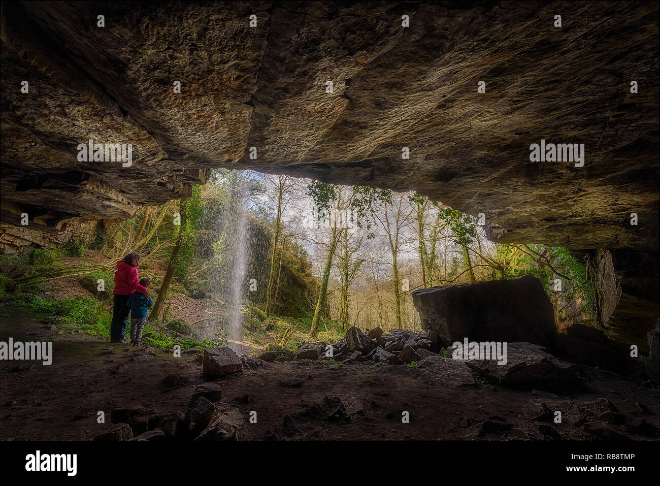 Cueva del Pimpano (Asturias). Un sendero al lado del molino nos lleva a la escondida cascada. Stock Photo