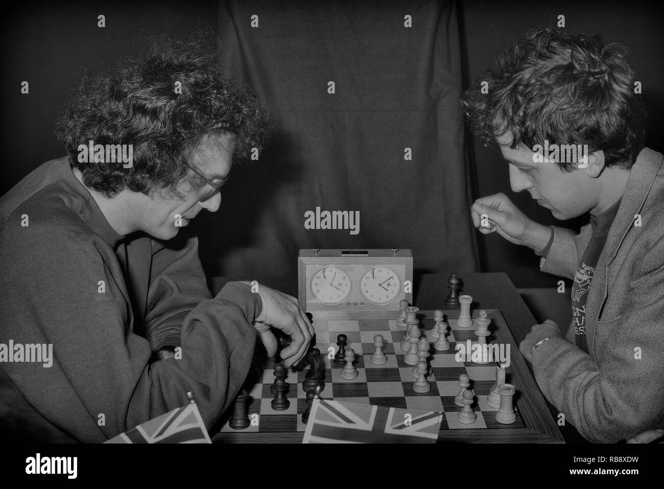 Hastings 66th Annual International Chess Congress. Premier tournament. 1990. Jonathon S Speelman (left) v Anthony C Kosten (right). England, UK Stock Photo