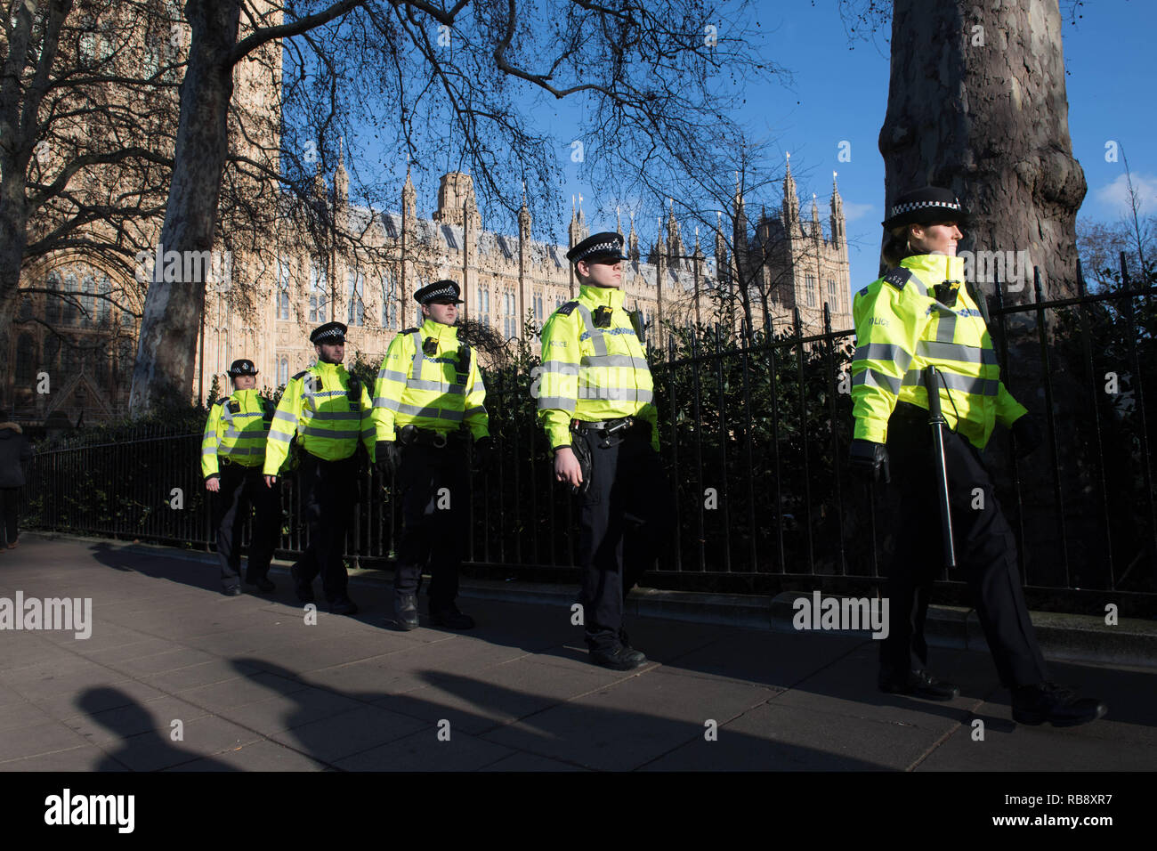 Metropolitan police officers stand outside houses parliament hi-res ...