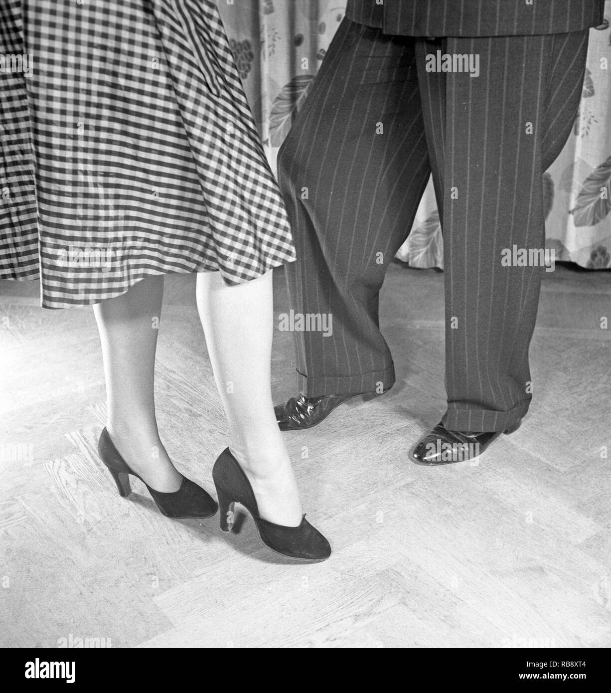 Learning to dance in the 1940s. A close up of a man and a women's legs and feet when dancing. An instructiv image on how to position and move to the music, although which dance they are dancing is not known. Sweden 1946. Photo: Kristoffersson ref Y56-1 Stock Photo