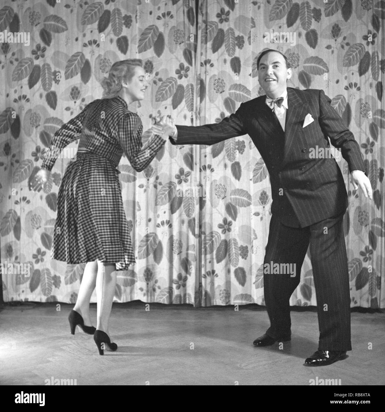 Learning to dance in the 1940s. A couple is dancing together. An instructiv image on how to position and move to the music, although which dance they are dancing is not known. Sweden 1946. Photo: Kristoffersson ref Y56-3 Stock Photo