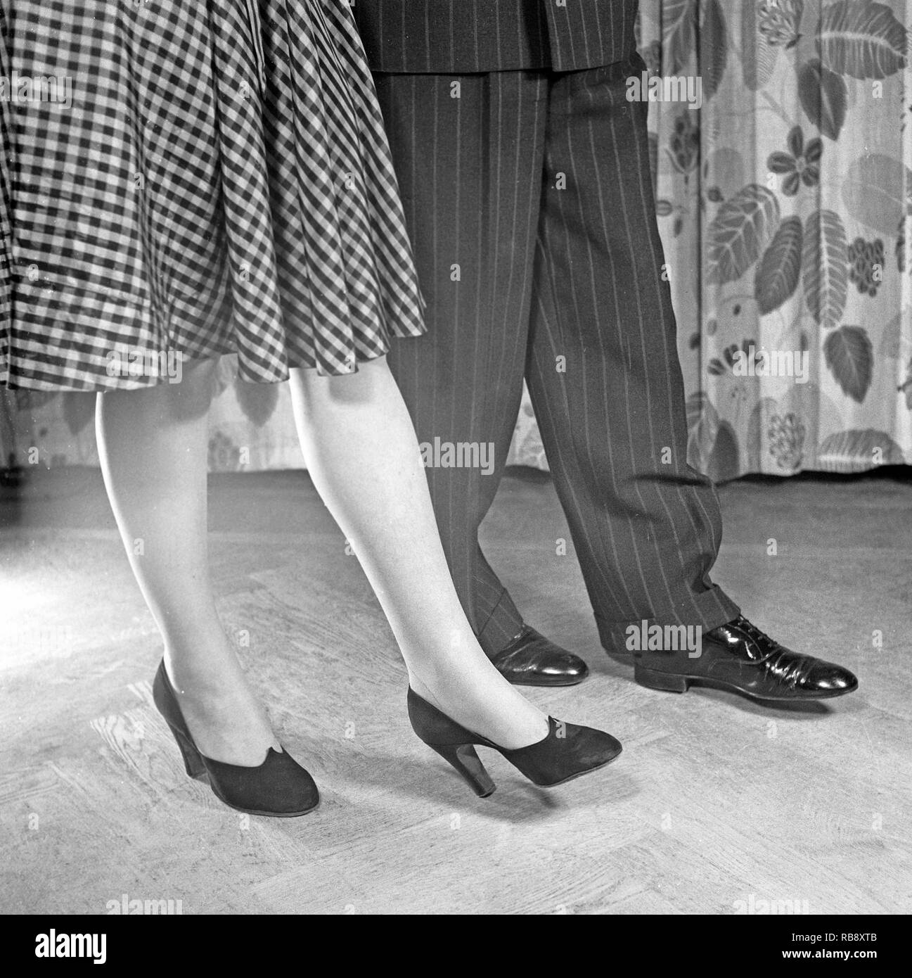 Learning to dance in the 1940s. A close up of a man and a women's legs and feet when dancing. An instructiv image on how to position and move to the music, although which dance they are dancing is not known. Sweden 1946. Photo: Kristoffersson ref Y56-2 Stock Photo