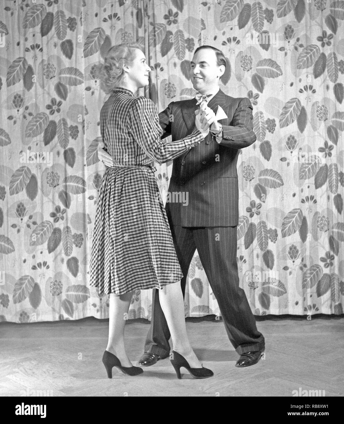 Learning to dance in the 1940s. A couple is dancing together. An instructiv image on how to position and move to the music, although which dance they are dancing is not known. Sweden 1946. Photo: Kristoffersson ref Y57-6 Stock Photo