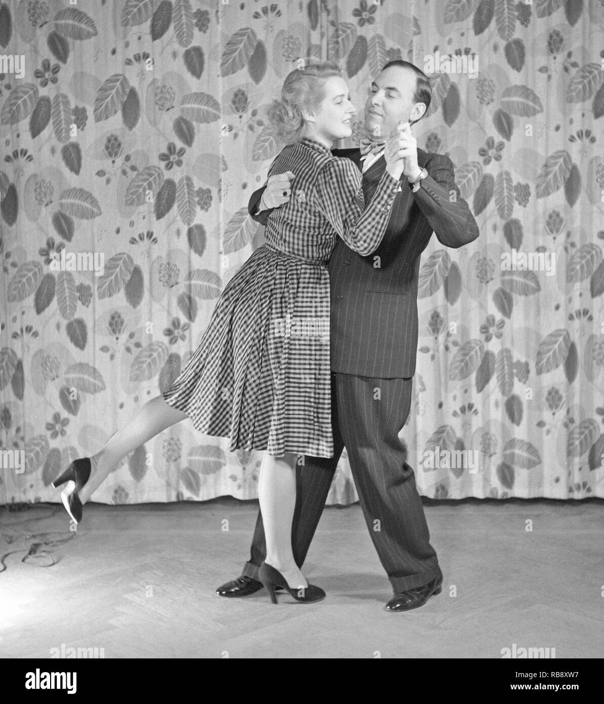 Learning to dance in the 1940s. A couple is dancing together. An instructiv image on how to position and move to the music, although which dance they are dancing is not known. Sweden 1946. Photo: Kristoffersson ref Y57-3 Stock Photo