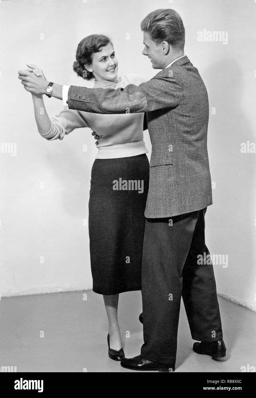 Learning to dance in the 1950s. A young copule is dancing. Sweden 1955 Stock Photo