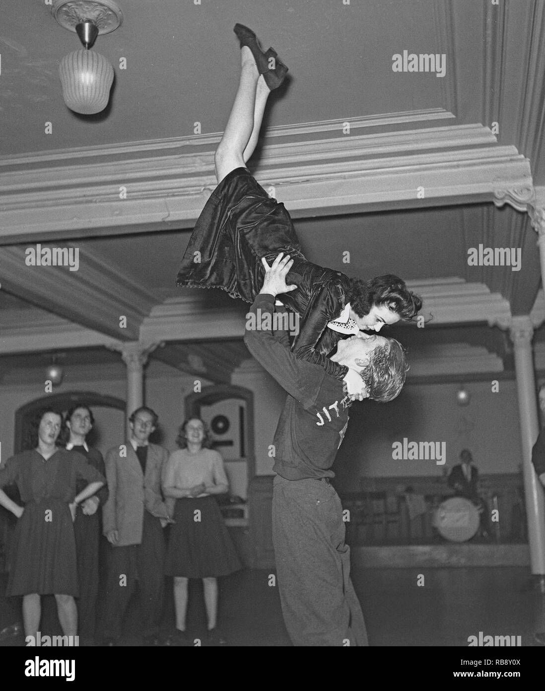 Jitterbug dance. A dance popularized in the United states and spread by American soldiers and sailors around the world during the Second world war. Pictured here a young couple when dancing the Jitterbug dance 1944.  Photo: Kristoffersson ref L3-4 Stock Photo