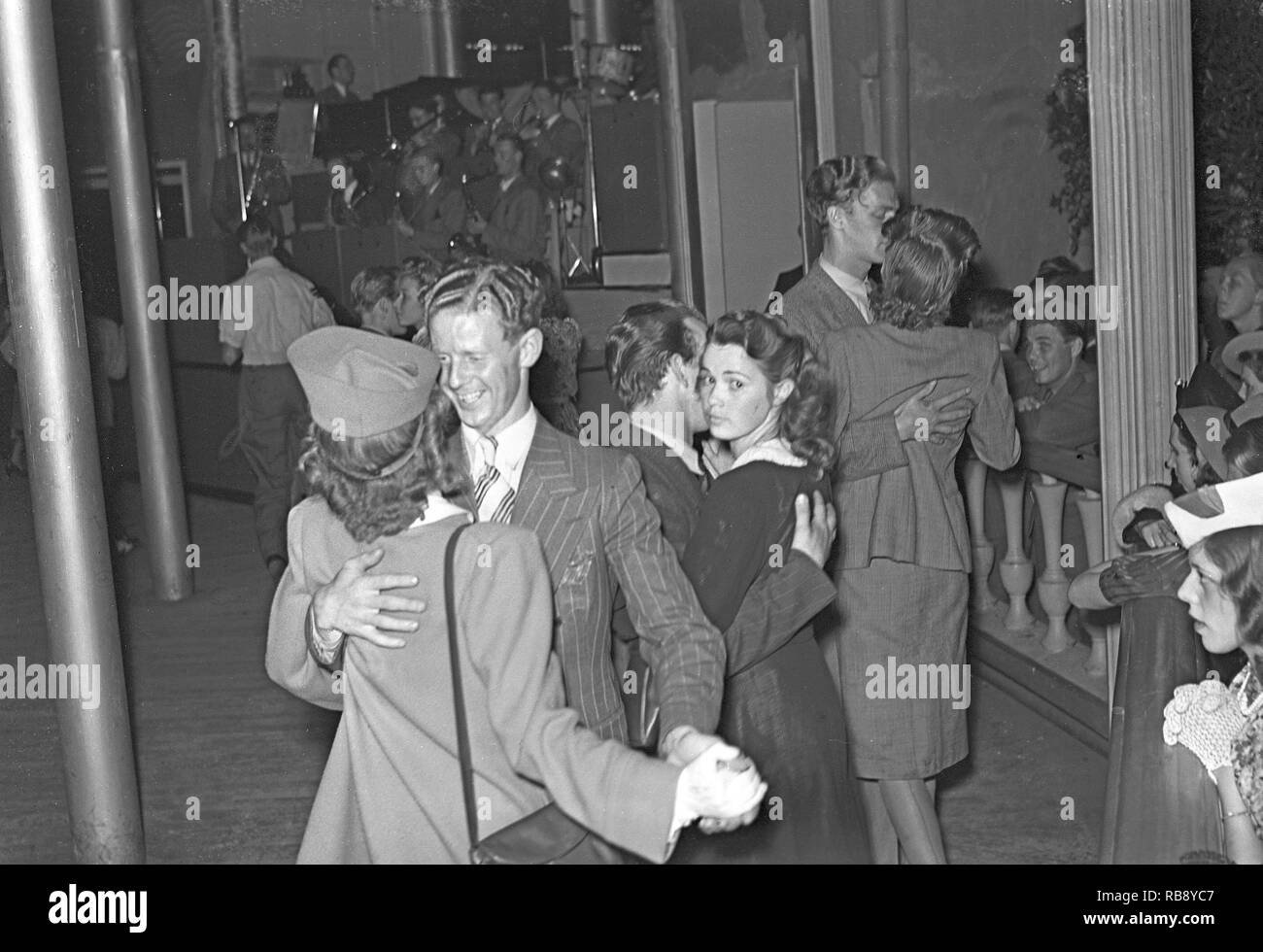 Dancing in the 1940s. Young couples at a dance event holding each other close moving to the music. In the foreground recordholding high-jumper Åke Ödmark pictured at Gröna Lund tivoli.  Photo Kristoffersson Ref 153-11. Sweden July 1940. Stock Photo