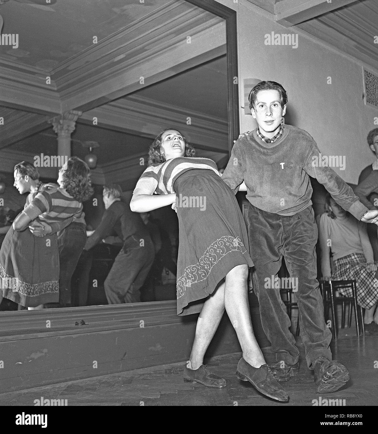 Jitterbug dance. A dance popularized in the United states and spread by American soldiers and sailors around the world during the Second world war. Pictured here a young couple when dancing the Jitterbug dance 1944.  Photo: Kristoffersson ref L3-4 Stock Photo