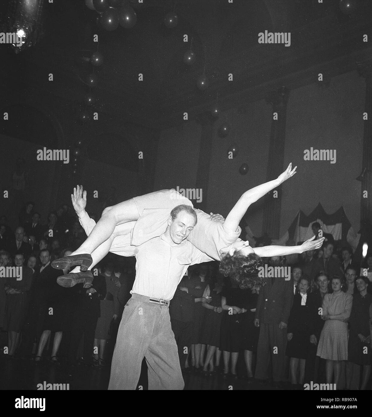 Jitterbug dance. A dance popularized in the United states and spread by American soldiers and sailors around the world during the Second world war. Pictured here a young couple when dancing the Jitterbug dance 1948 during a competition dance event. Photo: Kristoffersson ref AH21-3 Stock Photo