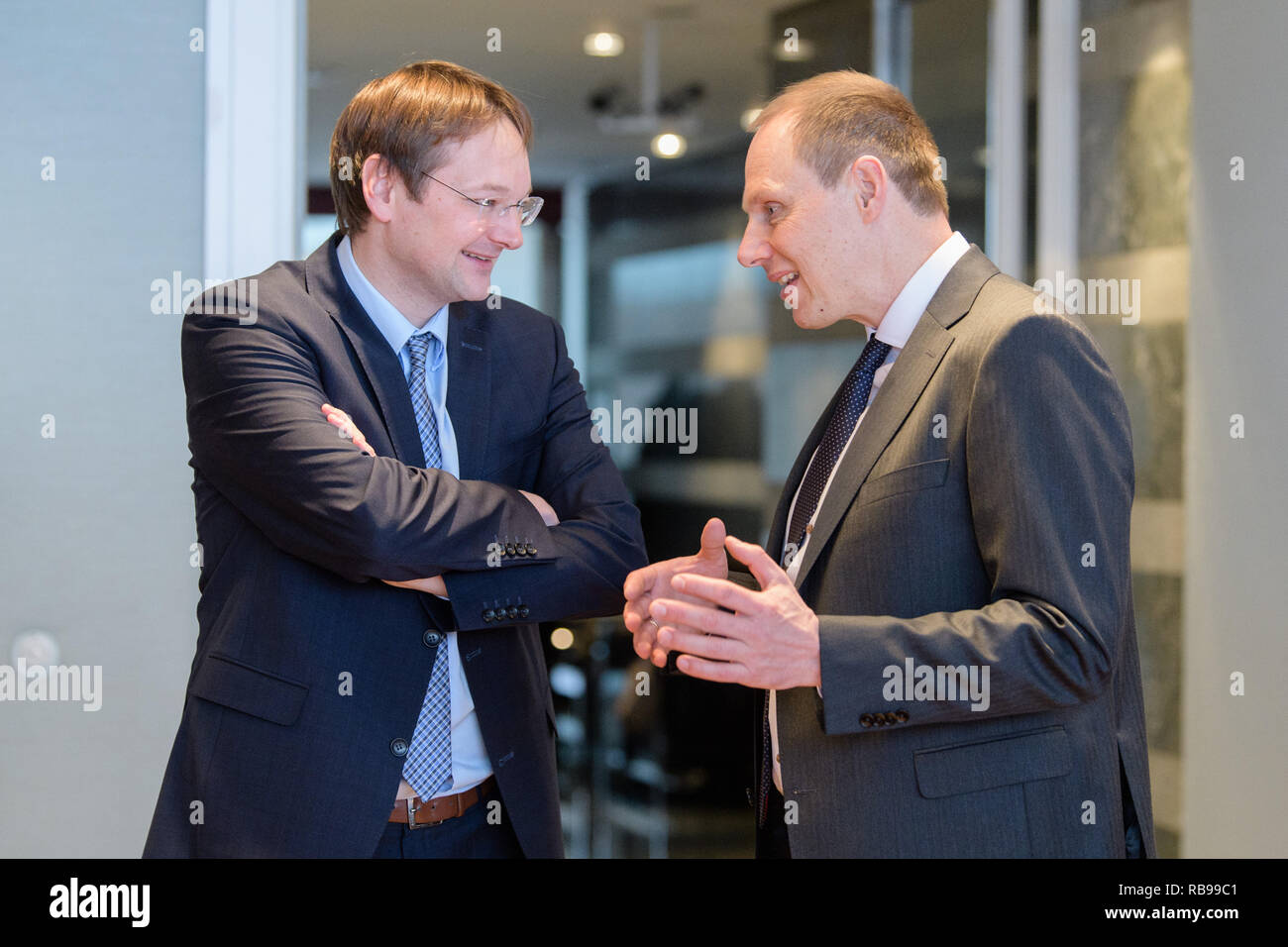 08 January 2019, Bavaria, München: Hans Reichhart (CSU, l), Minister of State for Housing, Construction and Transport, and Daniel Kleffel, President of the State Office for Information Security, have a conversation in the Bavarian State Chancellery before the start of a cabinet meeting. The focus of the cabinet deliberations is on the subject of data security and data protection. Photo: Matthias Balk/dpa Stock Photo