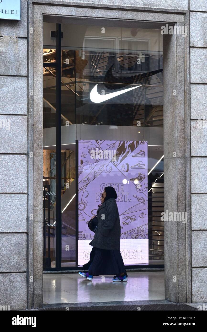 Muestra una taza de Sangrar Hijab sports version for sale in the Nike store of Corso Vittorio Emanuele  that some controversy has raised in the center right Milan area. To notice  this sports garment city councilor and