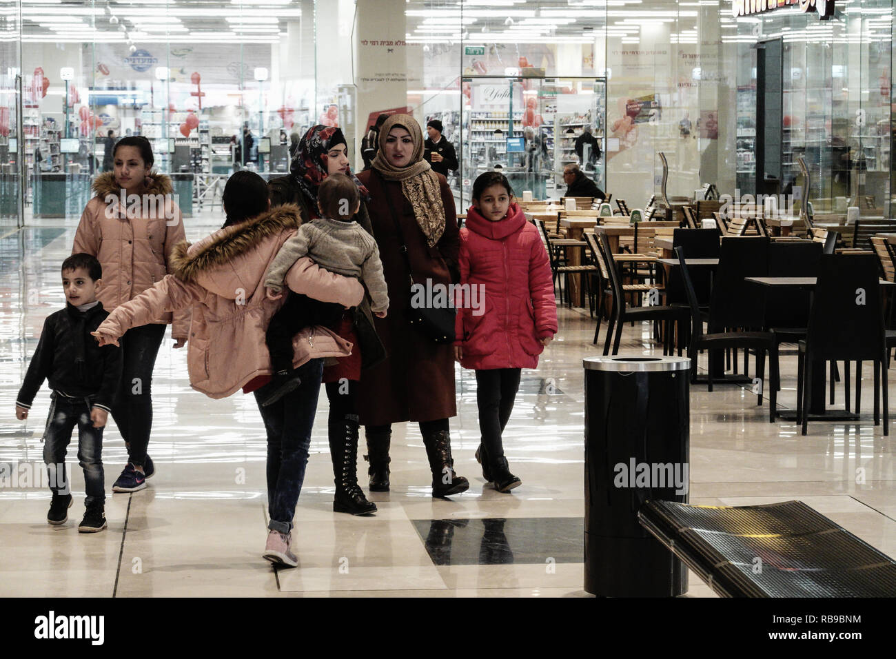 desillusion Calamity stakåndet Jerusalem, Israel. 8th January, 2019. Israeli business mogul Rami Levy's  new shopping mall in Jerusalem's northern suburb of Atarot opens to serve  Israelis and Palestinians. Surrounded by the Arab towns of Bet