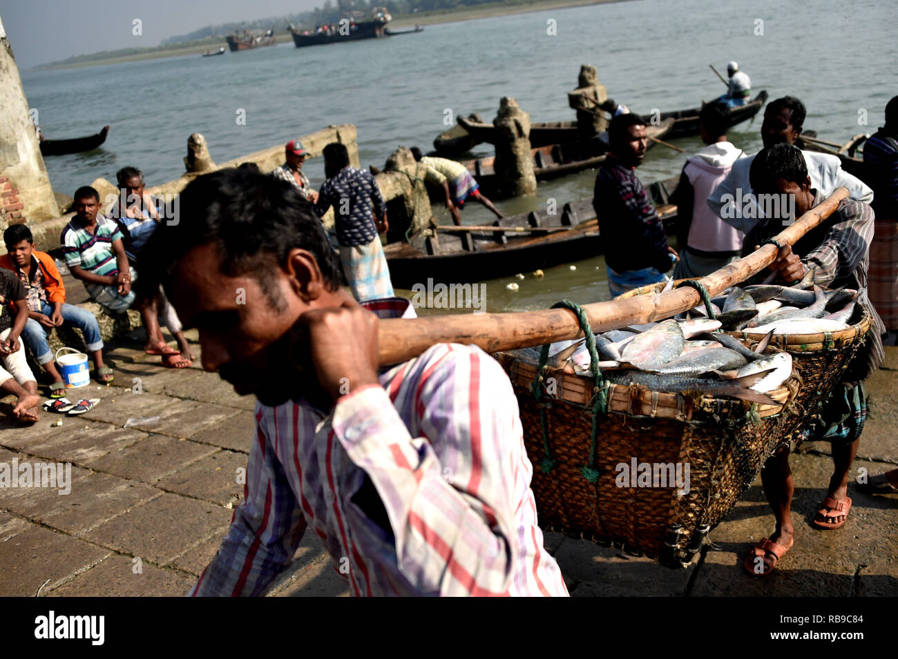 Cox's Bazar. 8th Jan, 2019. Fishermen unload fish from boats at a fish landing station in Cox's Bazar in southeastern Bangladesh on Jan. 8, 2019. Credit: Stringer/Xinhua/Alamy Live News Stock Photo