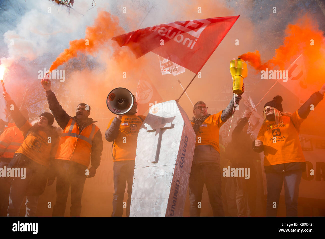 Madrid, Spain. 8th Jan, 2019. Demonstrators seen with a coffin ...