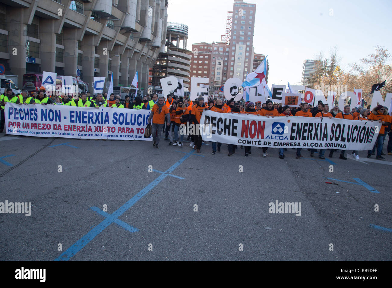 Madrid, Spain. 8th Jan, 2019. Demonstrators seen with huge banners at ...