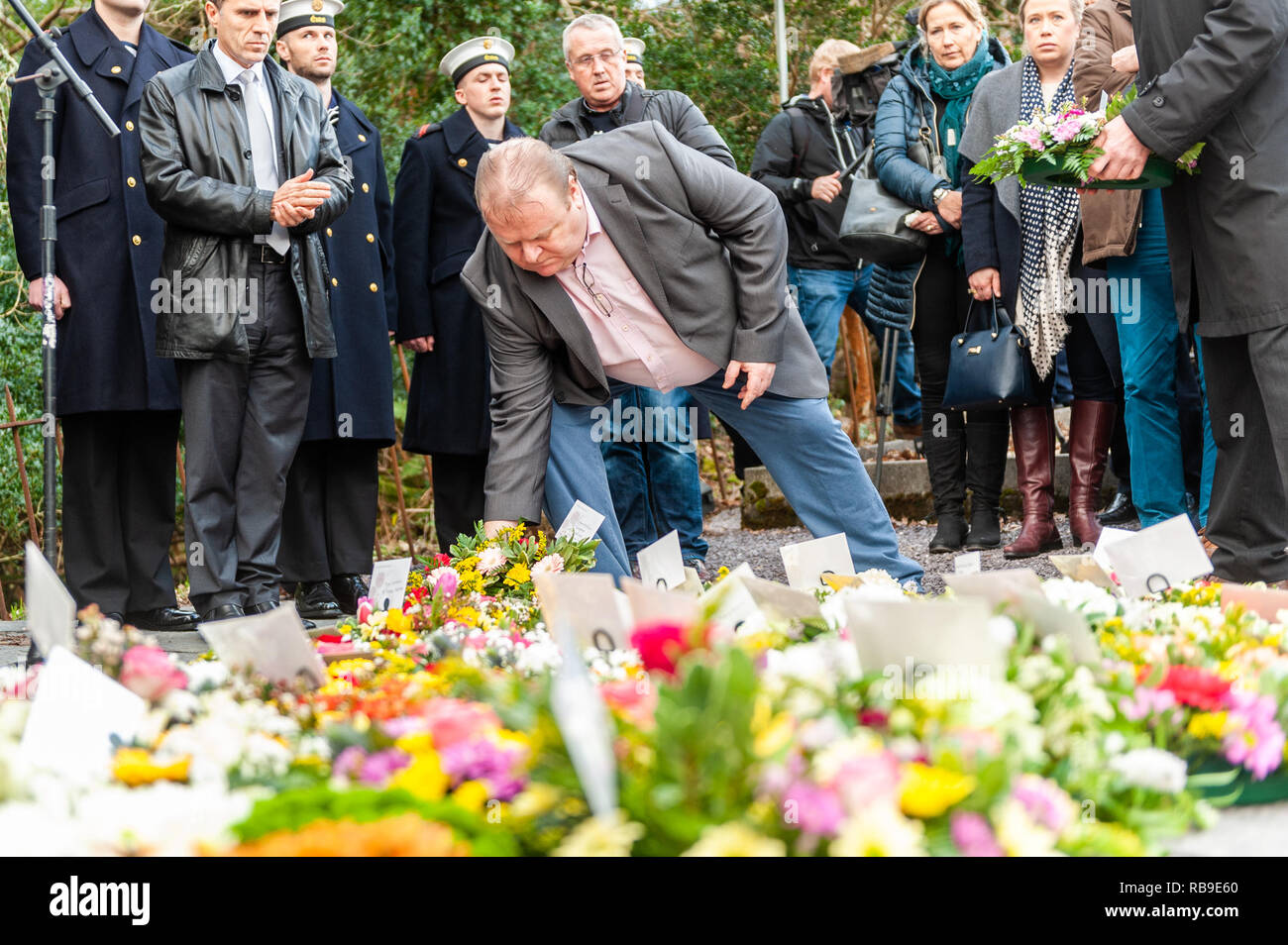 Bantry, West Cork, Ireland. 8th Jan, 2019. On the 40th Anniversary of the Whiddy Island disaster, in which the French oil tanker Betelgeuse exploded killing 50, a huge crowd attended the formalities in Abbey Graveyard, Bantry. Cllr. Danny Collins lays a wreath at the memorial.  Credit: AG News/Alamy Live News. Stock Photo