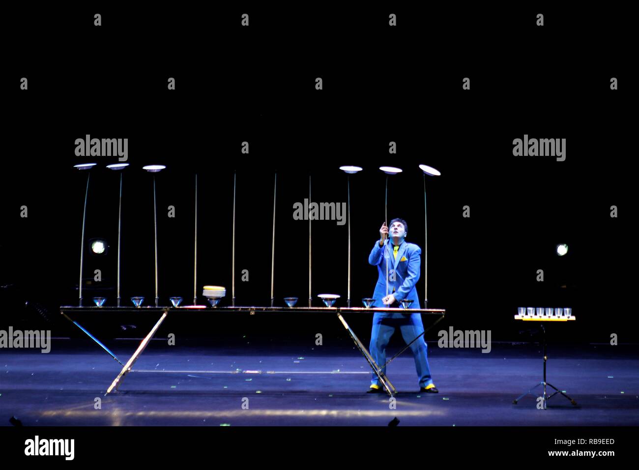 Magic show magician vegas hires stock photography and images Alamy