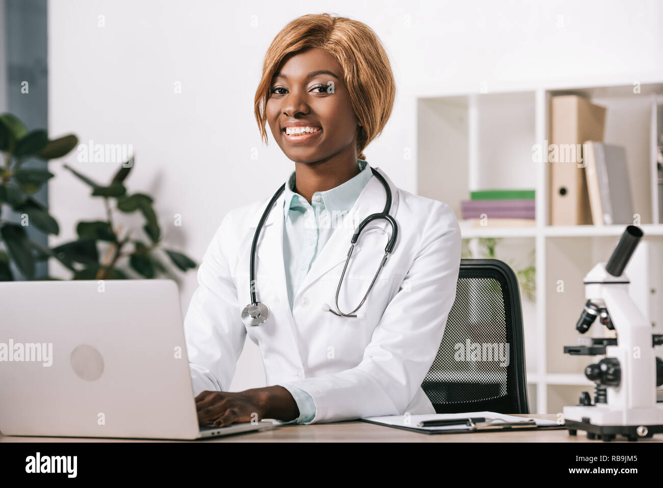 Typing doctor black woman hi-res stock photography and images - Alamy