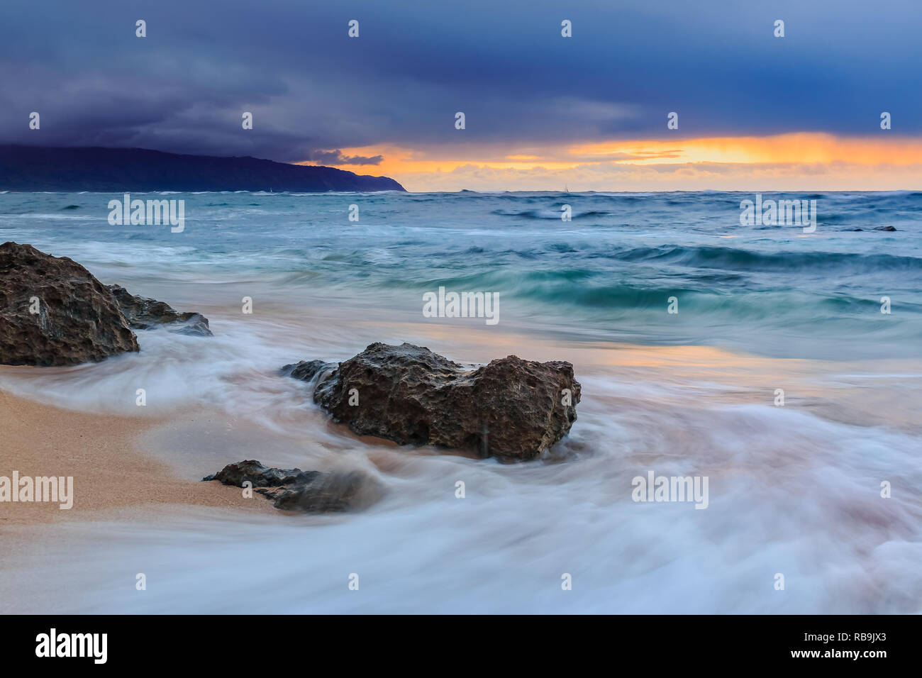 Oahu sunset mountain hi-res stock photography and images - Alamy