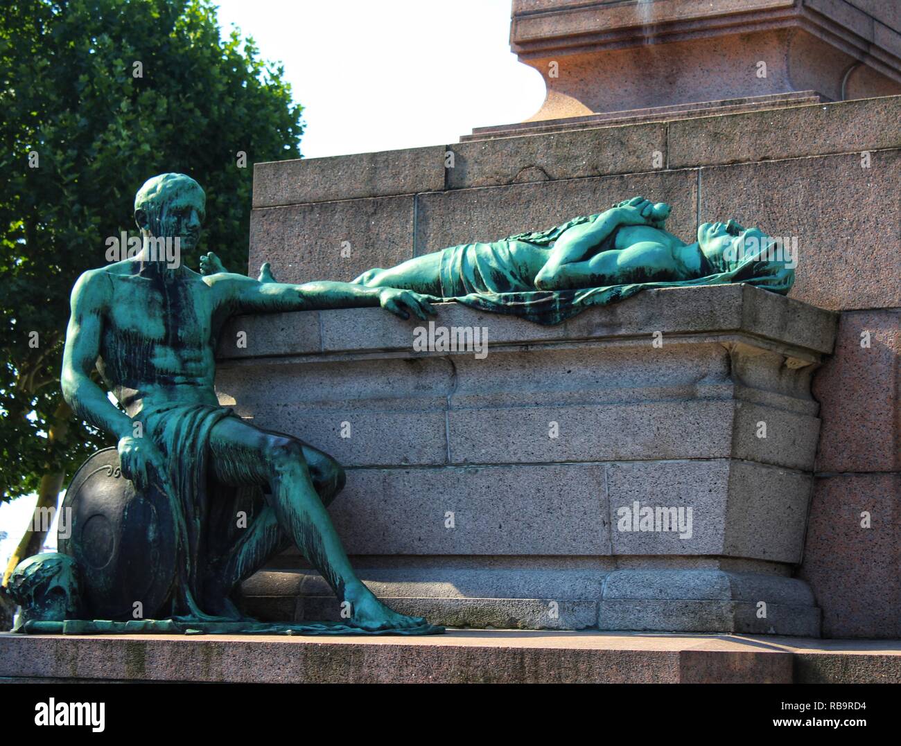 Warrior seated beside corpse of another - Gëlle fra Stock Photo
