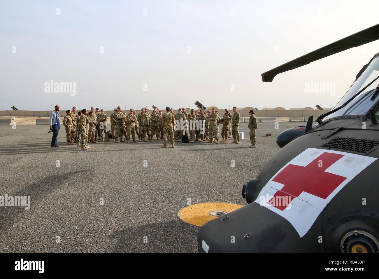 A flight medic instructs U.S. Army Central Soldiers about emergency