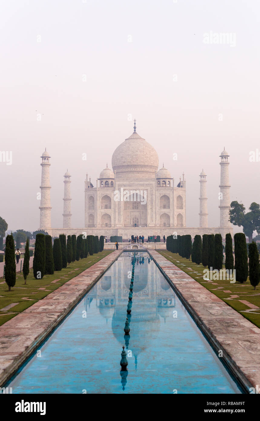 People Visit the Taj Mahal in India Editorial Photo - Image of heritage,  entrance: 160653736