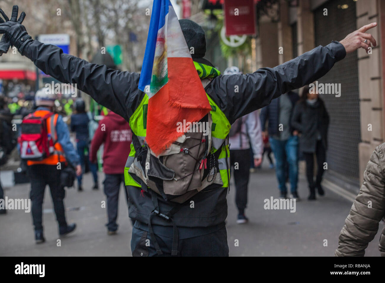 Yellow vests champs elysees hi-res stock photography and images - Page 5 -  Alamy