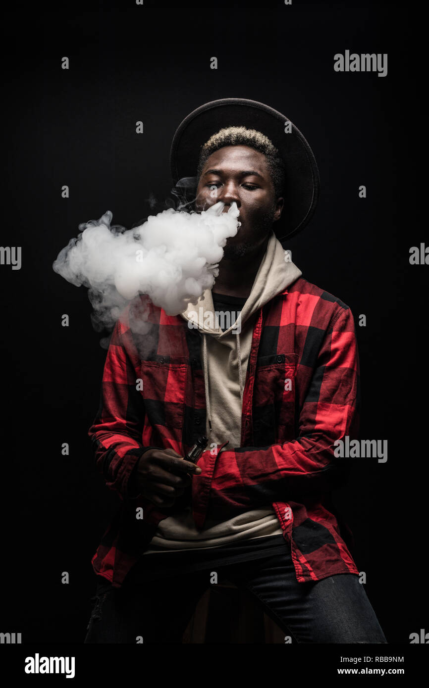elfbar nachfüll pod läuft aus Belle jeune femme vaping e - cigarette sur le mur noir main image 1