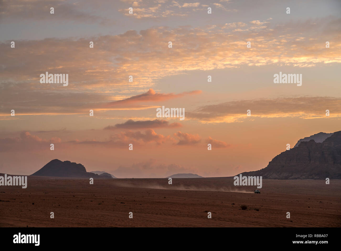 Sonnenuntergang in der Wüste Wadi Rum, Jordanien, Asien  |  Sunset in the desert Wadi Rum, Jordan, Asia Stock Photo
