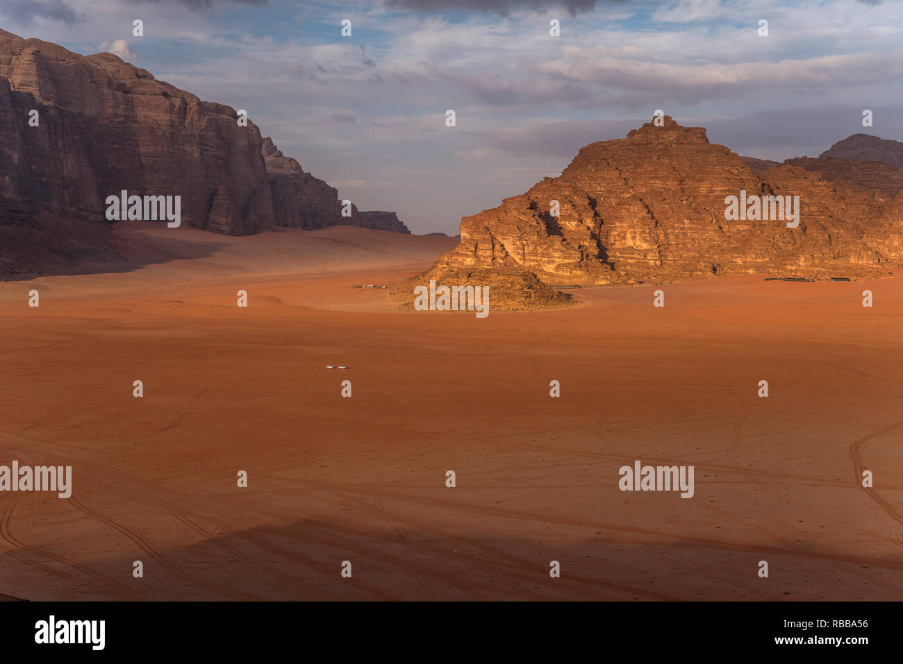 Landschaft mit Felsen in der Wüste Wadi Rum, Jordanien, Asien  |  landscape with rocks in the desert Wadi Rum, Jordan, Asia Stock Photo
