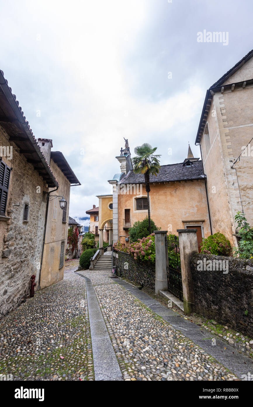 Italian courtyard background hi-res stock photography and images - Alamy