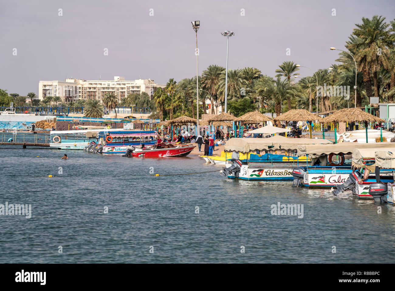 Glassbodenboote am öffentlichen Strand Al-Ghandour Beach. Akaba, Jordanien, Asien | glass boats at the public beach  Al-Ghandour Beach, Aqaba, Jordan, Stock Photo