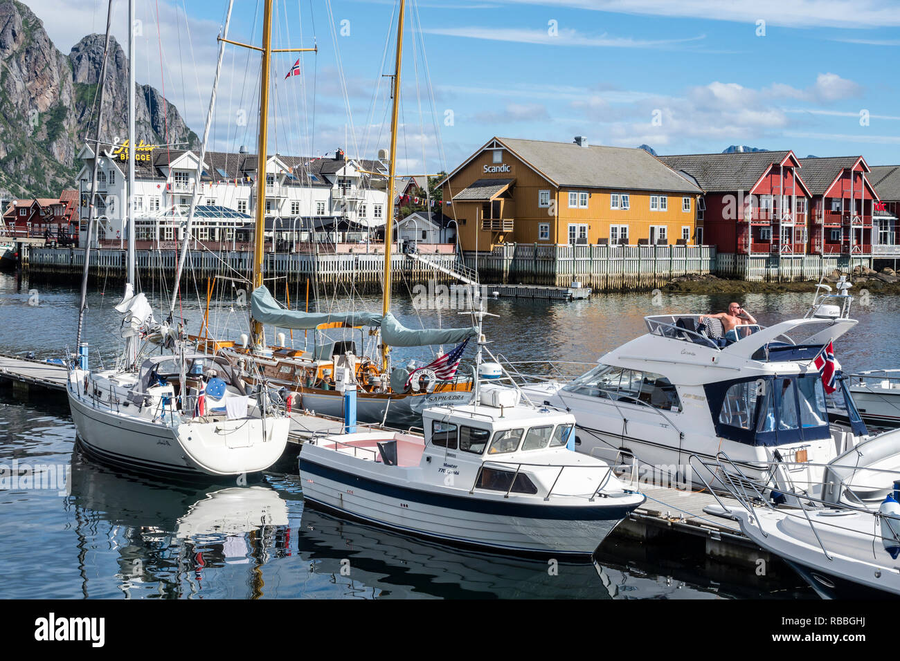 Svolvaer harbor, view over anchored sailing boats to Anker Brygge, center  of conference facilities and restaurant, Lofoten Stock Photo - Alamy