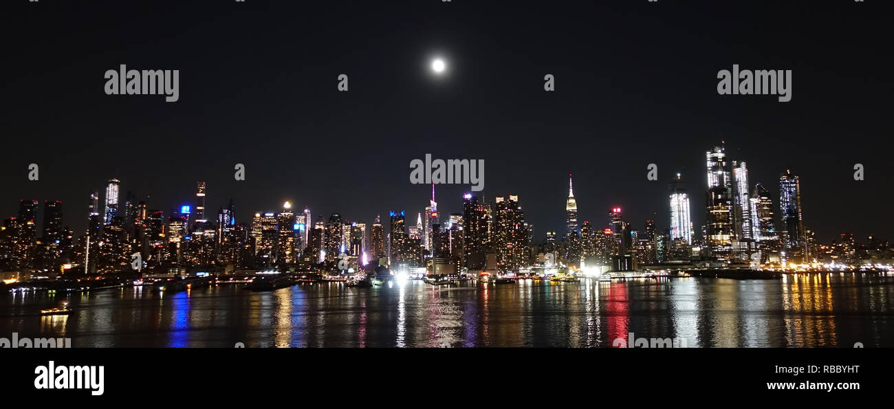 New york city night skyline hi-res stock photography and images - Alamy