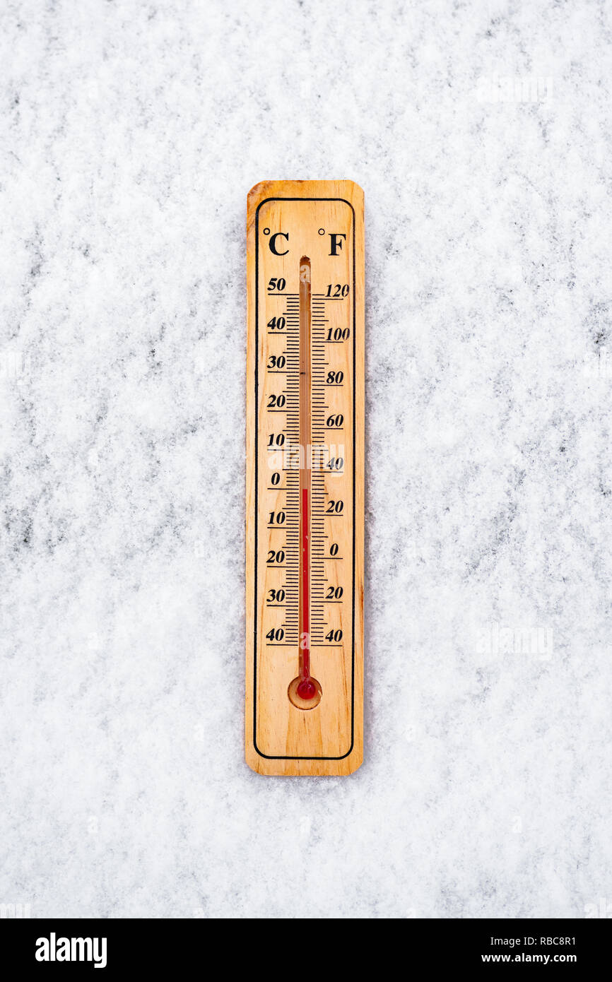 https://c8.alamy.com/comp/RBC8R1/thermometer-in-snow-at-zero-degree-on-celsius-scale-RBC8R1.jpg