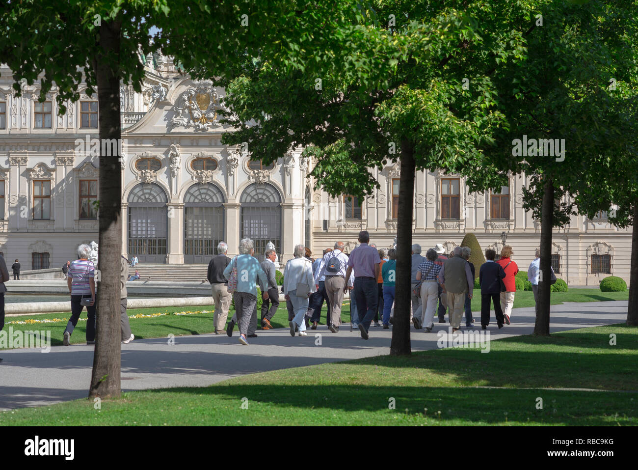 Tour group summer, visitors to the Schloss Belvedere Palace in Vienna tour its famous landscaped gardens, Wien, Austria. Stock Photo