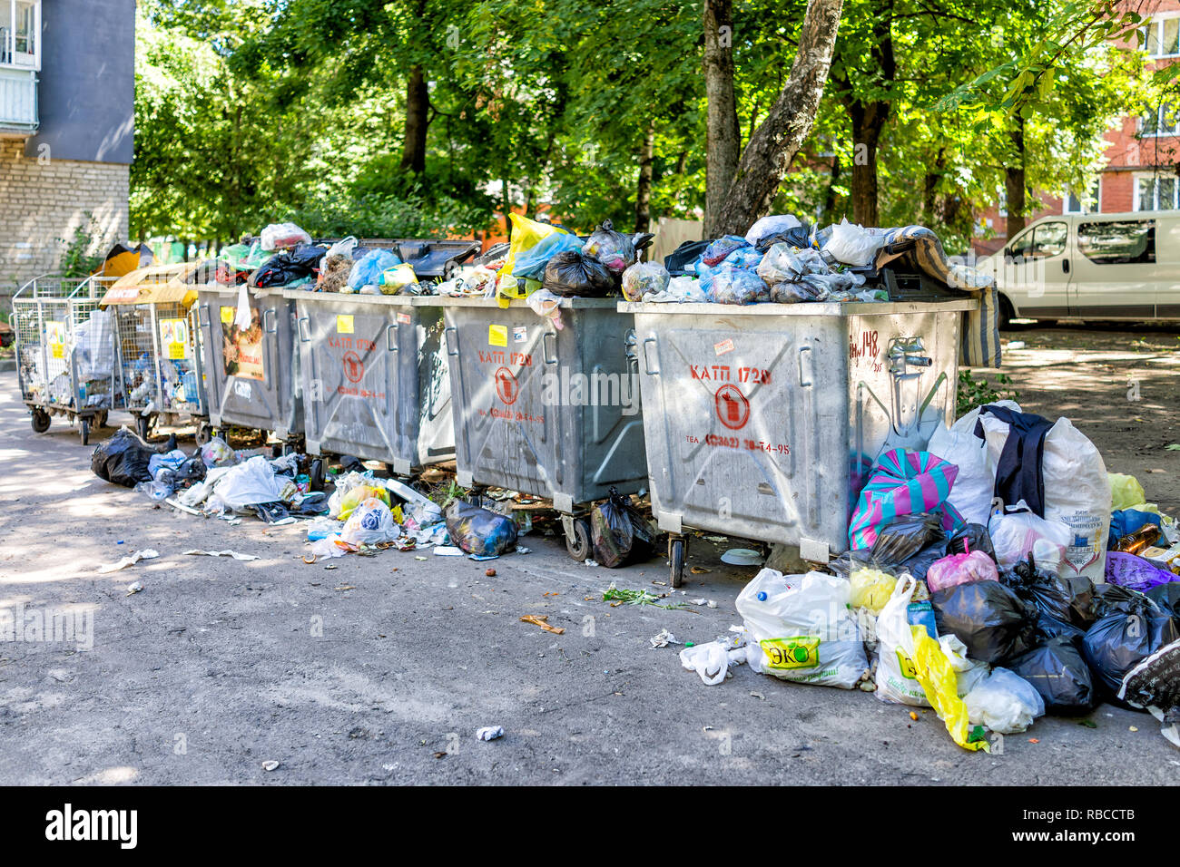 https://c8.alamy.com/comp/RBCCTB/rivne-ukraine-july-4-2018-overflowing-dirty-dumpster-with-trash-rubbish-on-the-ground-in-ukrainian-city-with-cyrillic-signs-plastic-grocery-bags-RBCCTB.jpg