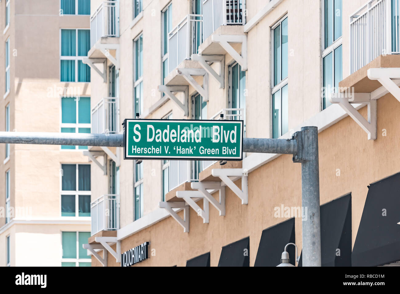 Miami Florida,Dadeland mall,The Apple Store,Apple iPad,product products  display sale,woman women female lady adult adults,servers employee  employees w Stock Photo - Alamy