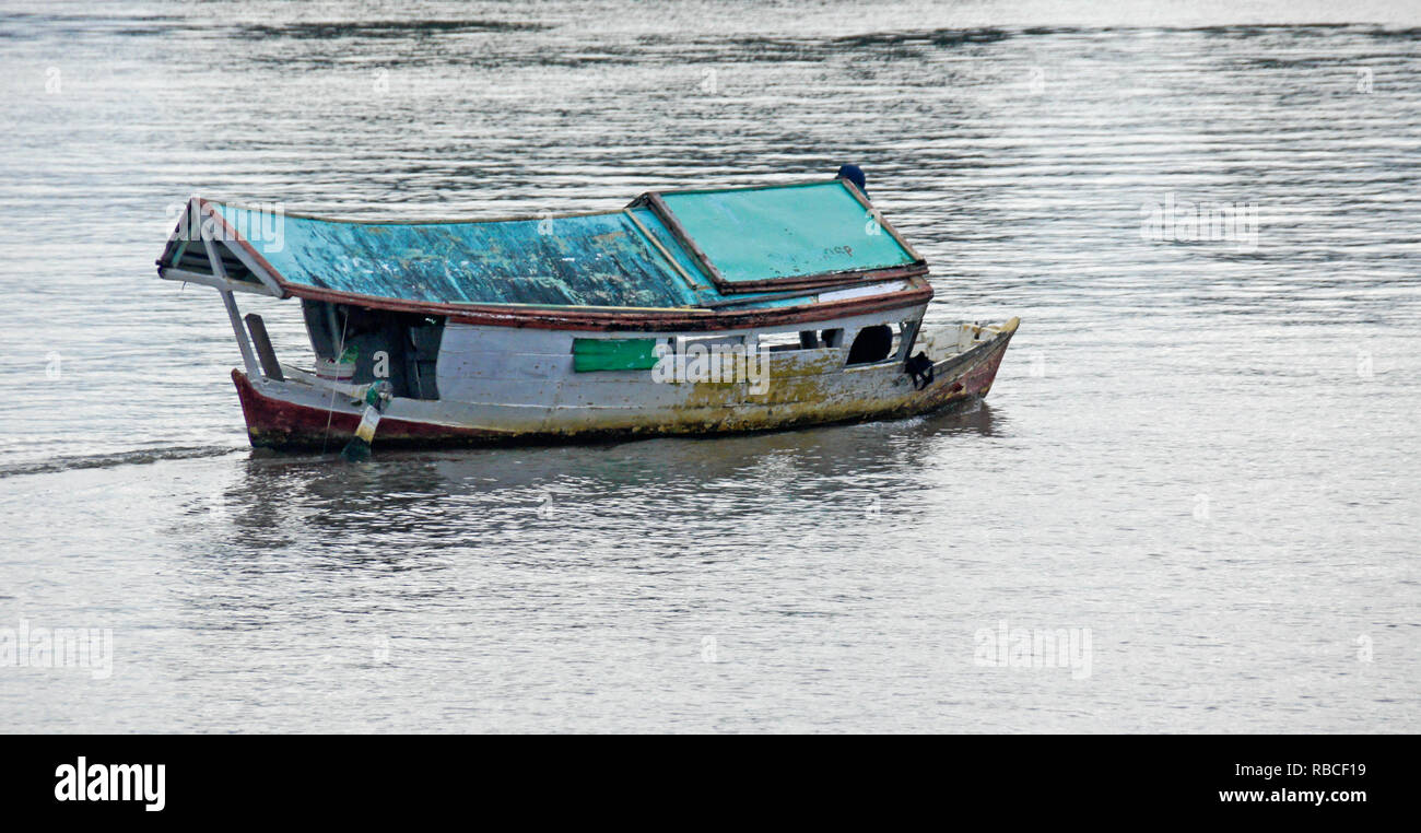 Old wood boat on Sungai Sarawak (Sarawak River), Kuching, Sarawak (Borneo), Malaysia Stock Photo