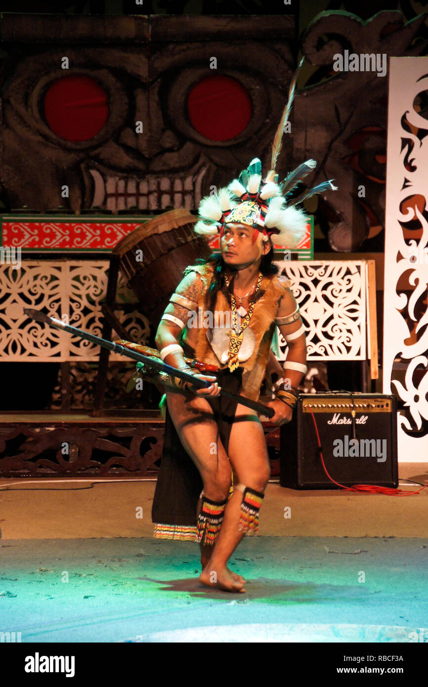 Orang Ulu tribal man performing Kanjet Ngeleput hunting dance, Sarawak Cultural Village, Kuching, Sarawak (Borneo), Malaysia Stock Photo
