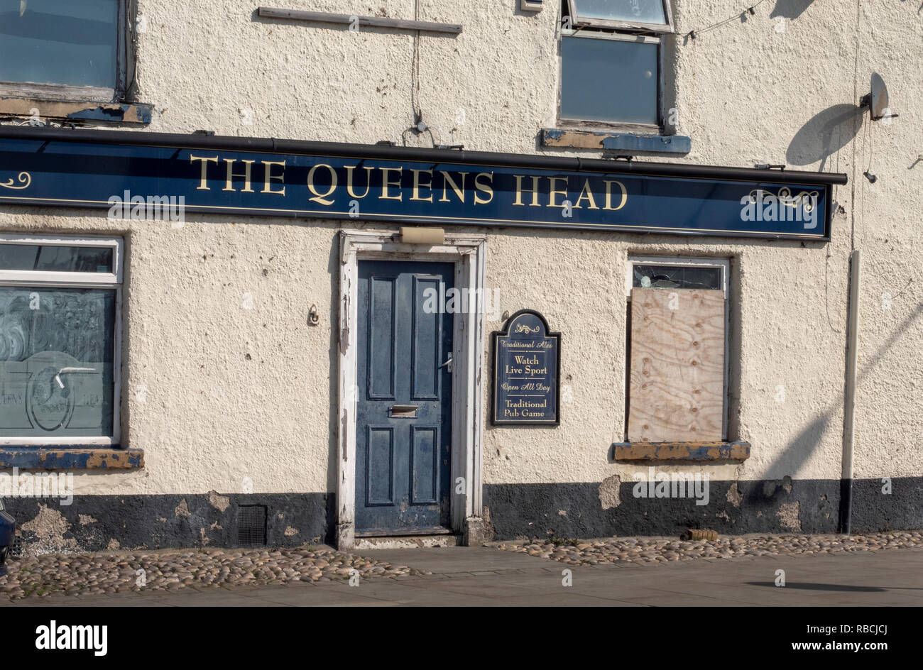 The closed and derelict public house - The Queens Head, West Auckland, Durham, England, UK. Stock Photo