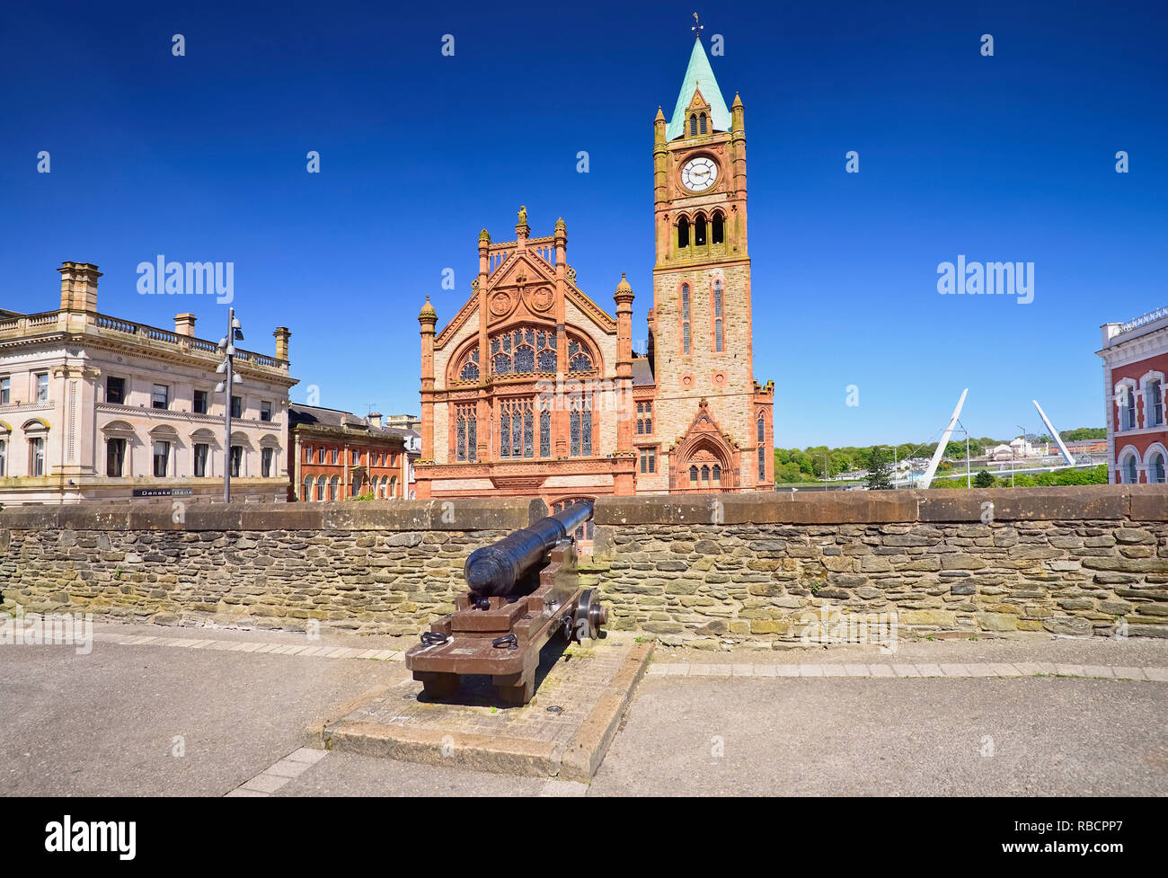 Northern Ireland, County Derry, The Guild Hall, view from the city’s 17th century walls with a cannon in the foreground. Stock Photo