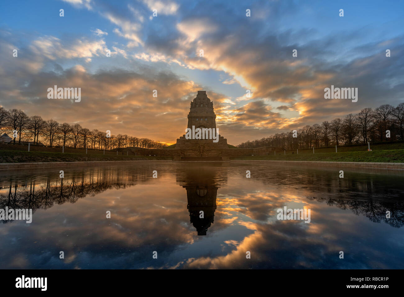 Völkerschlachtdenkmal Leipzig bei Sonnenaufgang im November Stock Photo