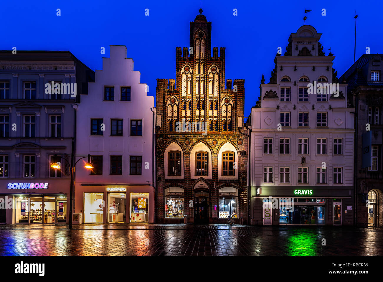 Historische Hausfassaden in Rostock zur blauen Stunde, Haus Ratschow in der Kröpeliner Straße Stock Photo